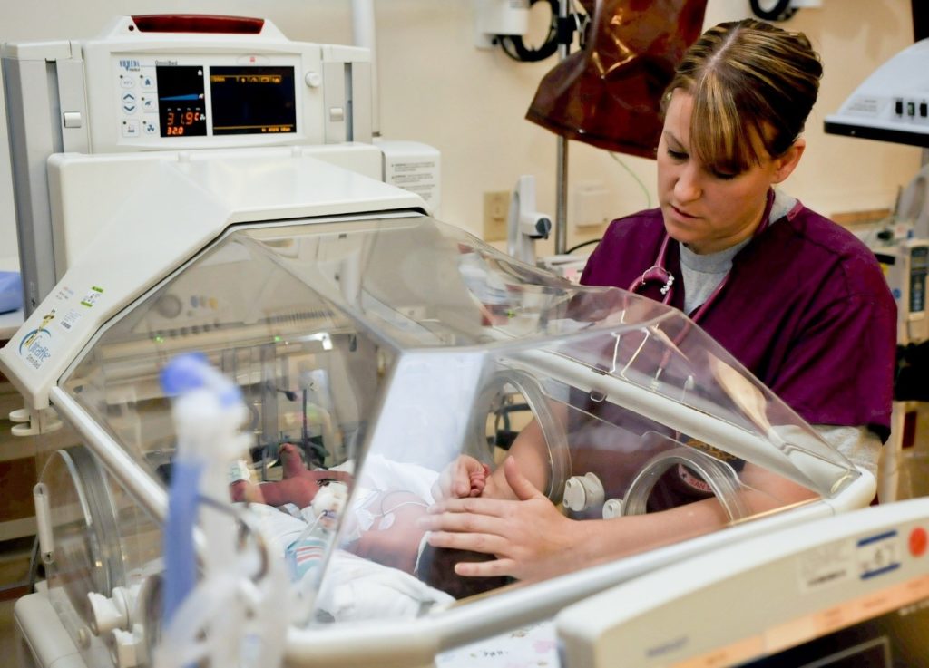 bébé en couveuse