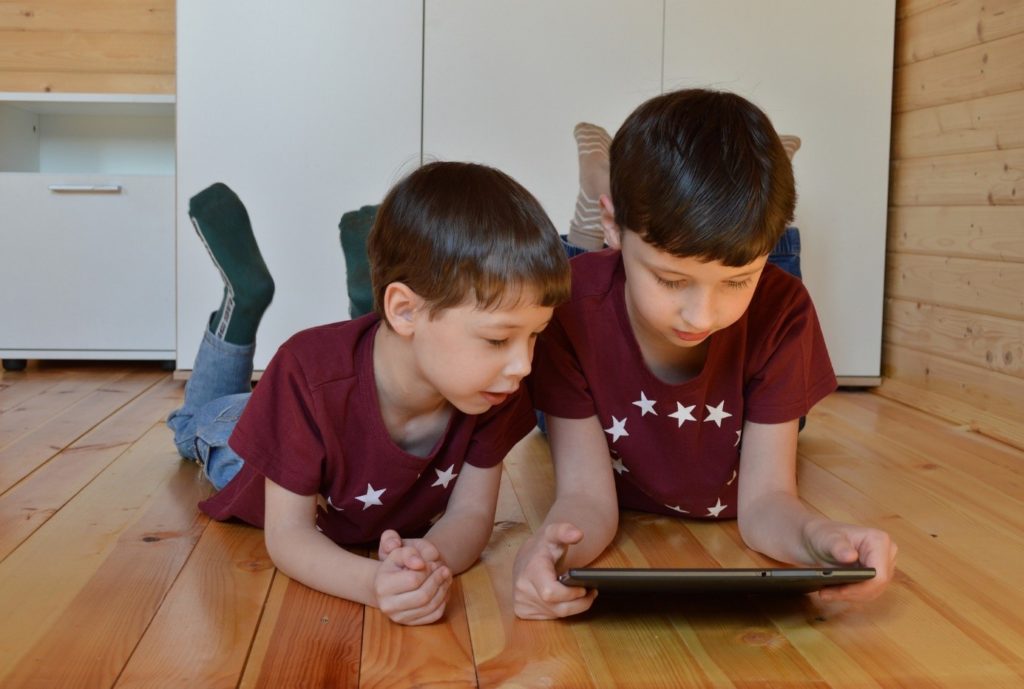 enfant jouant avec une tablette