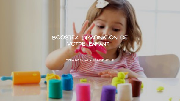 bébé faisant des activités manuelle