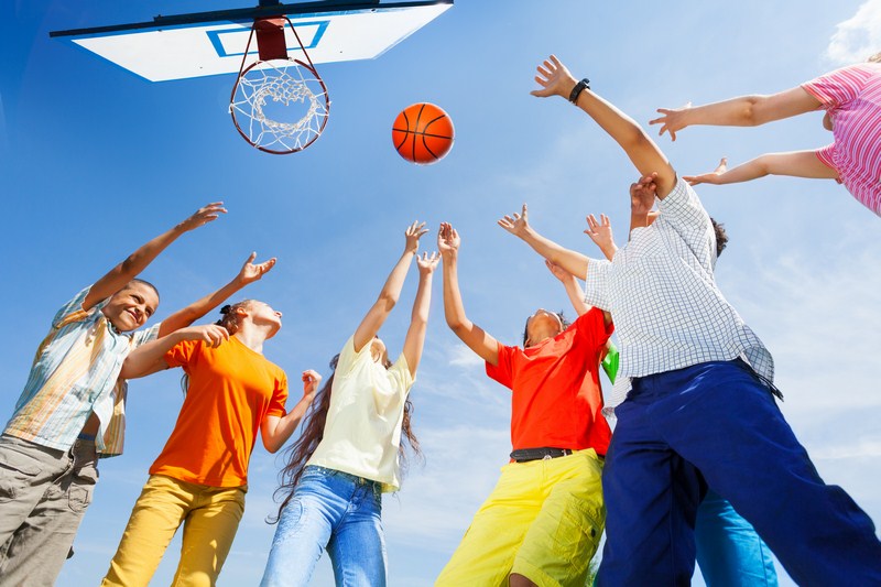 Jeune jouant au basket ball