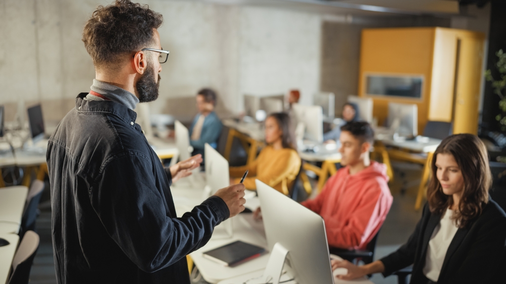 https://www.shutterstock.com/fr/image-photo/teacher-giving-lesson-diverse-multiethnic-group-2102451313